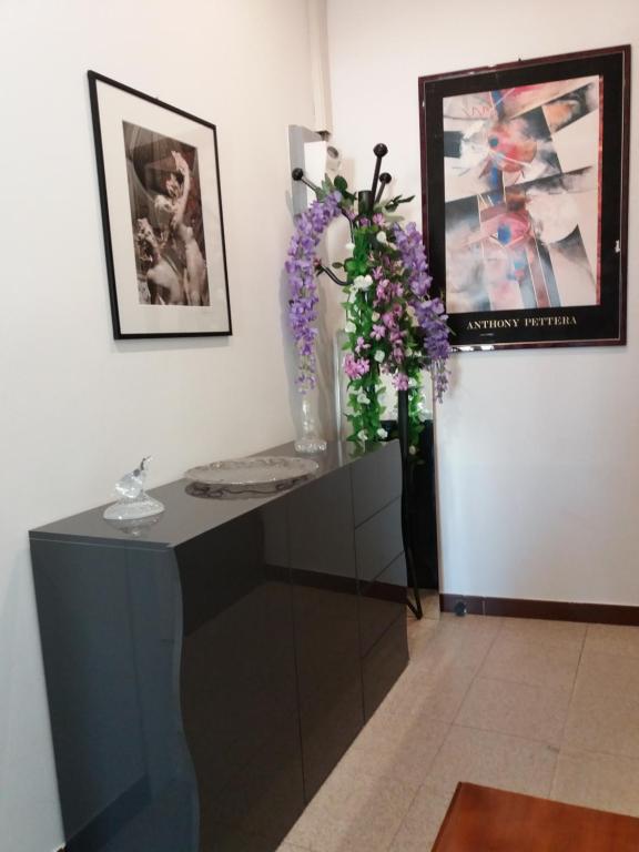 Hallway: prints and flowers