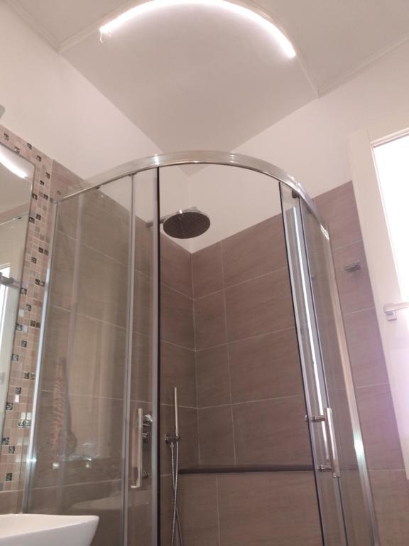 Eigenes Bad: Dusche mit Regenbrause